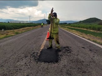 Megabachetón de SICT Jalisco mejora carreteras en Zapotiltic