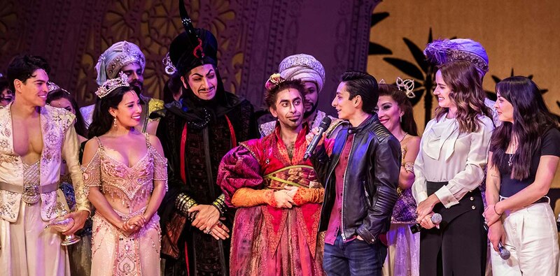 El elenco de Aladdin se reúne para una foto en el escenario