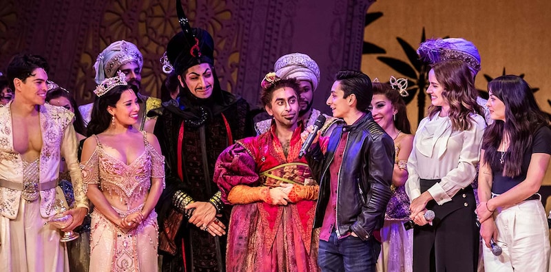 El elenco de Aladdin se reúne para una foto en el escenario