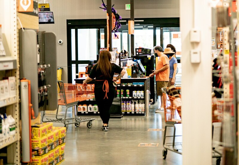 The Home Depot es una tienda minorista de mejoras para el hogar que vende una variedad de productos para el hogar, incluyendo herramientas, materiales de construcción, electrodomésticos y muebles.