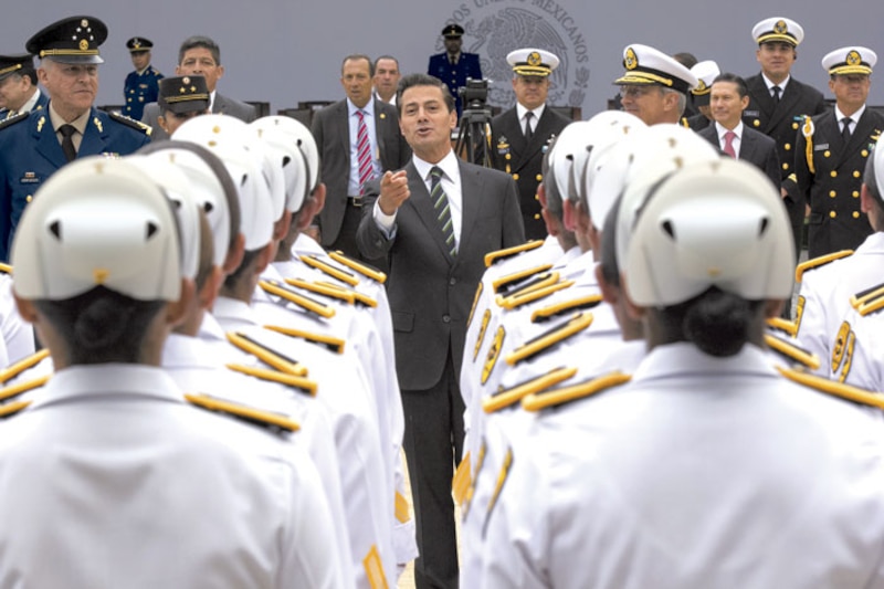 El presidente Enrique Peña Nieto encabeza la ceremonia de graduación de la Heroica Escuela Naval Militar