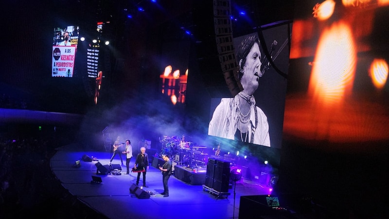 Caifanes sobre escenario en concierto en el Auditorio Nacional