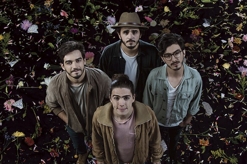 Banda de música posando para una foto.