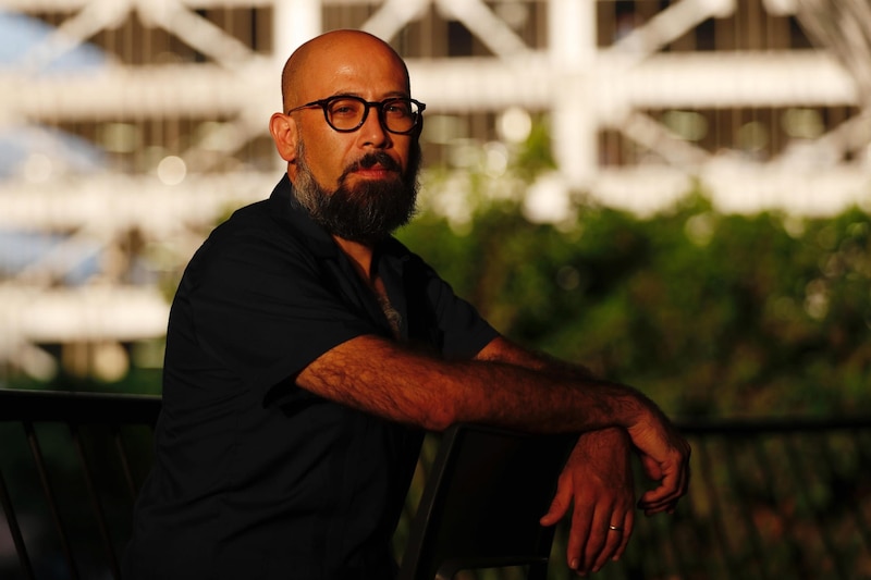 Retrato de un hombre barbudo con gafas