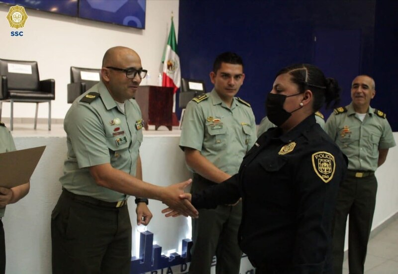 Entrega de reconocimientos a policías estatales