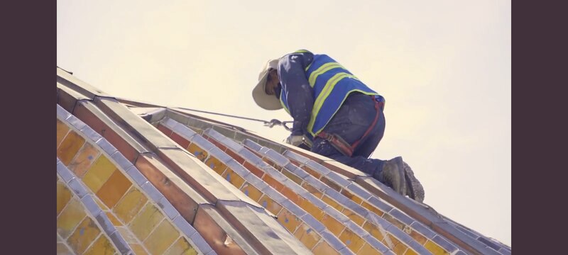 Trabajador de la construcción en el techo de un edificio