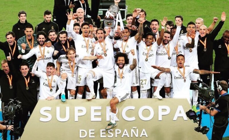 El Real Madrid celebra la victoria de la Supercopa de España