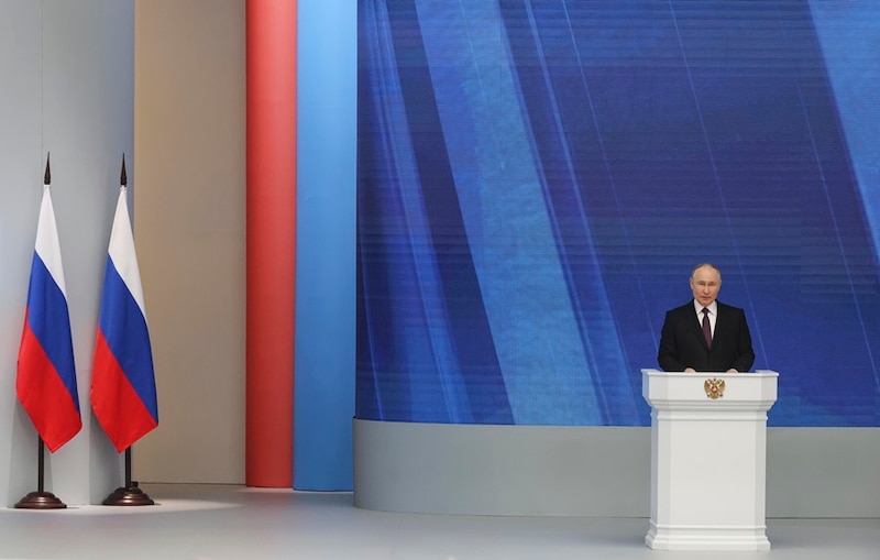 El presidente ruso, Vladimir Putin, pronuncia un discurso ante la Asamblea Federal en Moscú.