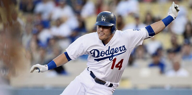 Clayton Kershaw celebra tras ponchar a un bateador.