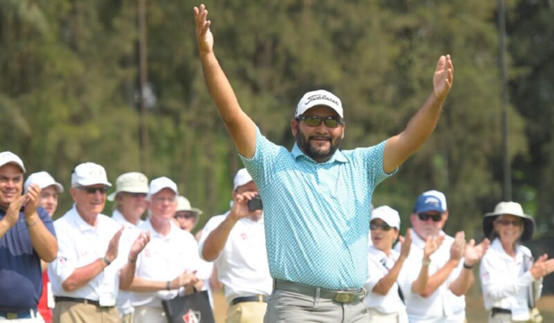 El golfista celebra su victoria