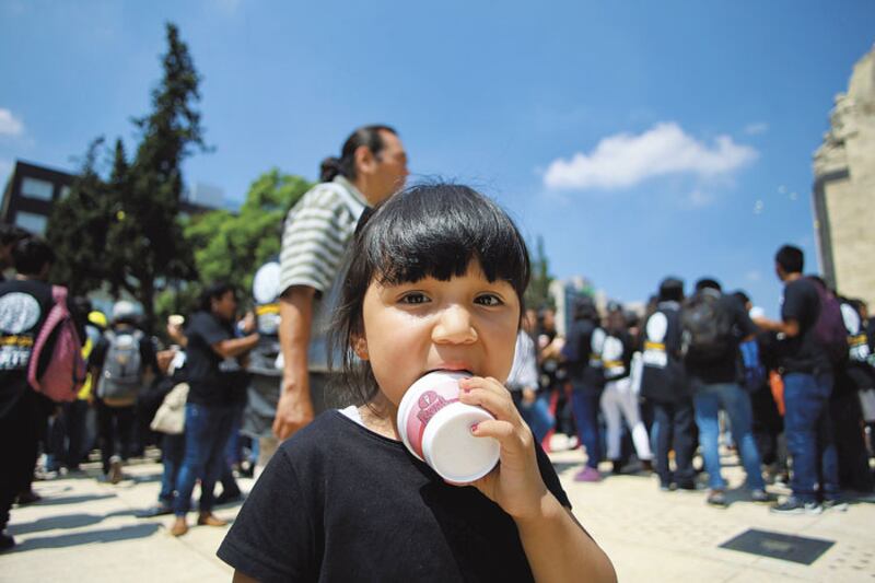 Niña bebiendo de un vaso