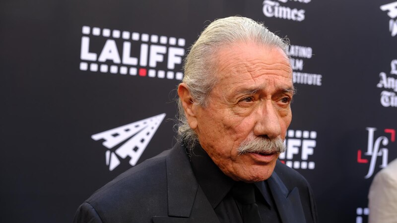 El actor Edward James Olmos en la alfombra roja de un evento.