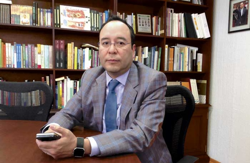 El Dr. Juan Pérez, un experto en SEO, da una conferencia sobre cómo mejorar el posicionamiento de los sitios web en los resultados de búsqueda.