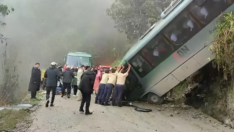 Autobús volcado en la carretera