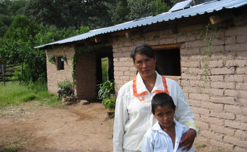 Una madre y su hijo, habitantes pima en la localidad de Yécora, Sonora