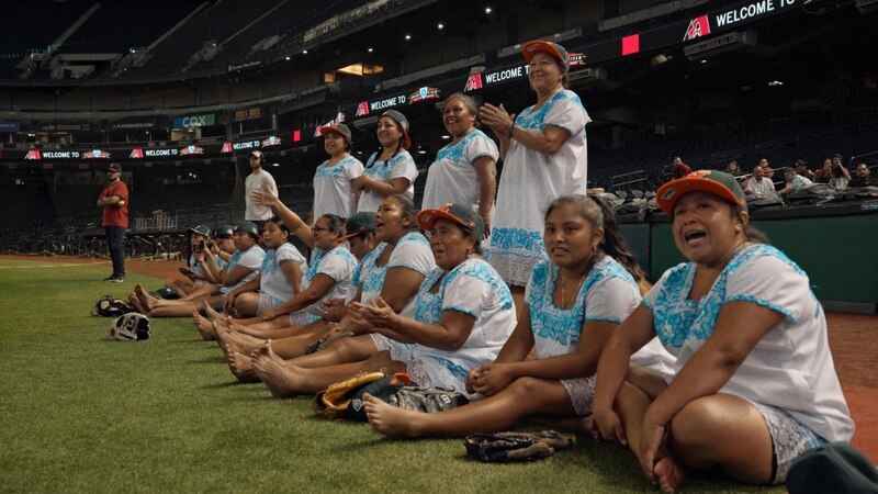 Jugadoras de béisbol descalzas