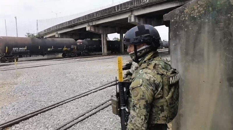 Un soldado colombiano vigila un tren.