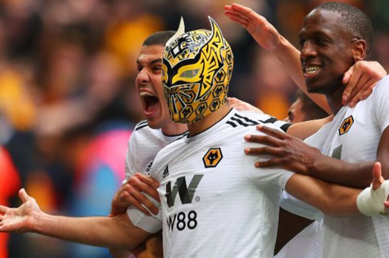 Raúl Jiménez celebra su gol con la máscara de luchador