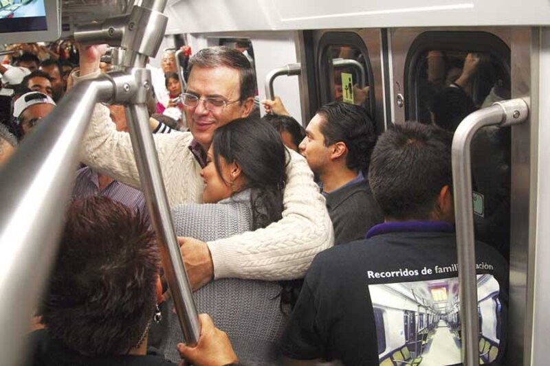 El presidente López Obrador viaja en metro y es abrazado por una mujer