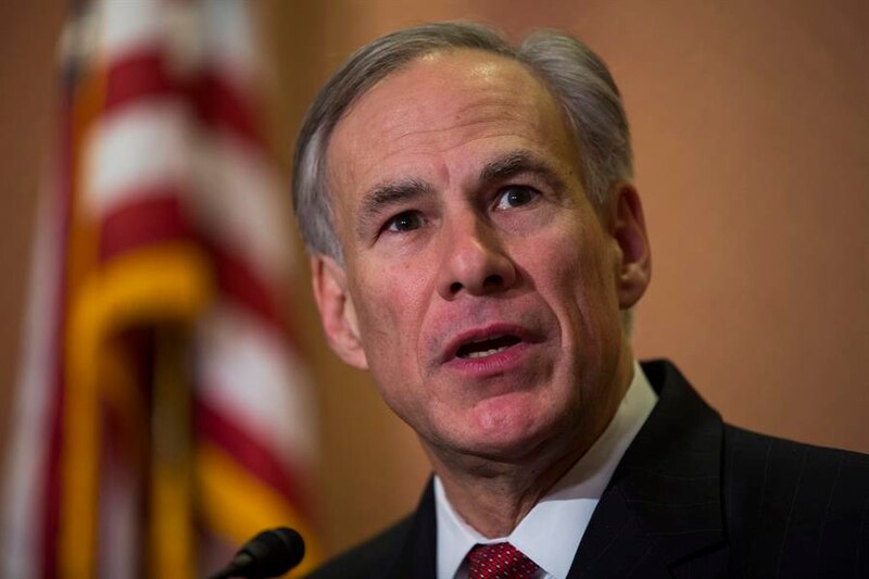 El gobernador de Texas, Greg Abbott, da un discurso.