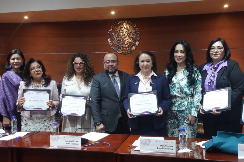 Entrega de reconocimientos a mujeres destacadas