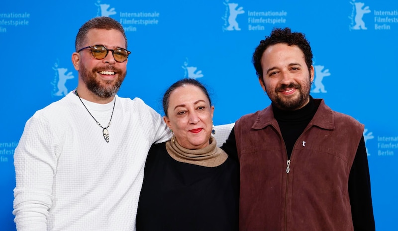 "Los directores de cine Pedro Almodóvar, Penélope Cruz y Javier Bardem en la alfombra roja del Festival de Cine de Berlín".