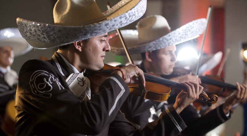 Mariachi tocando música en vivo