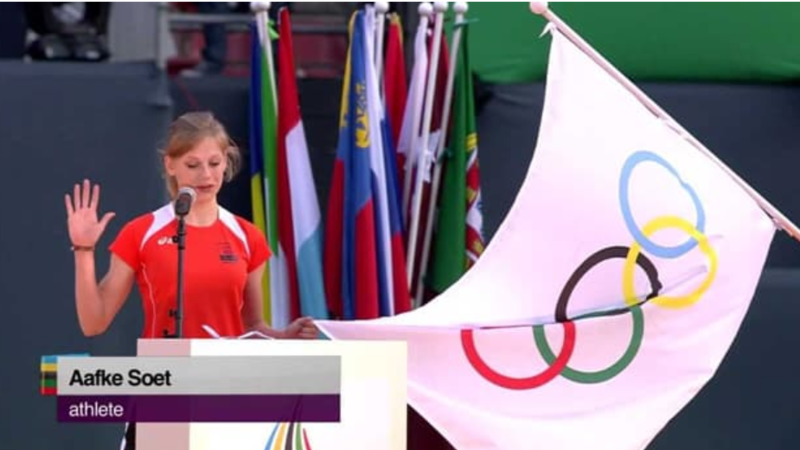La atleta Aafke Soet ondea la bandera de los Países Bajos en la ceremonia de clausura de los Juegos Olímpicos de Londres 2012.