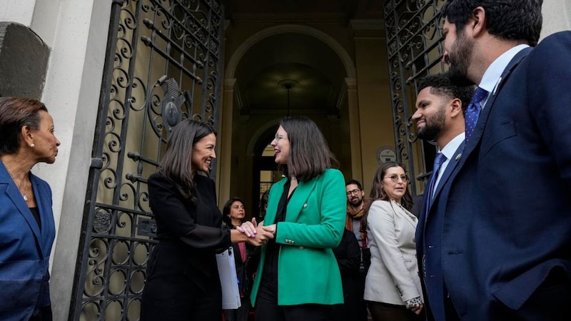 La vicepresidenta Francia Márquez saluda a la ministra de Minas Irene Vélez