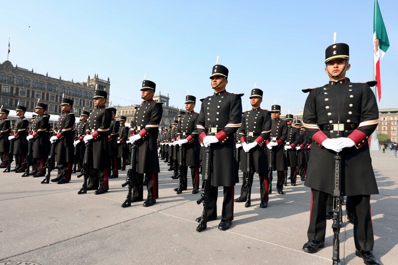 Cadetes del Colegio Militar en formación