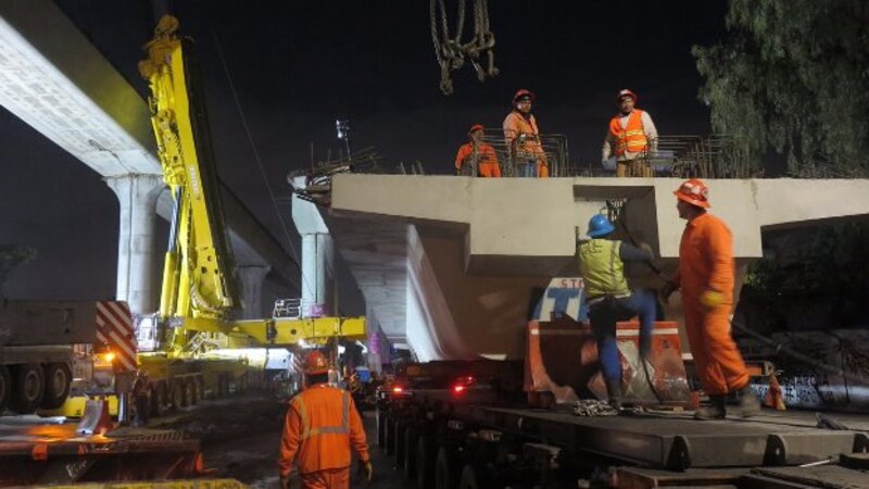 Colocación de una viga en un puente