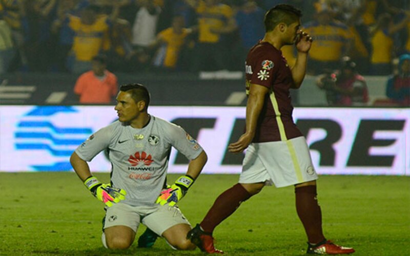 El portero del América, Agustín Marchesín, se lamenta tras perder la final del Apertura 2016 ante Tigres.