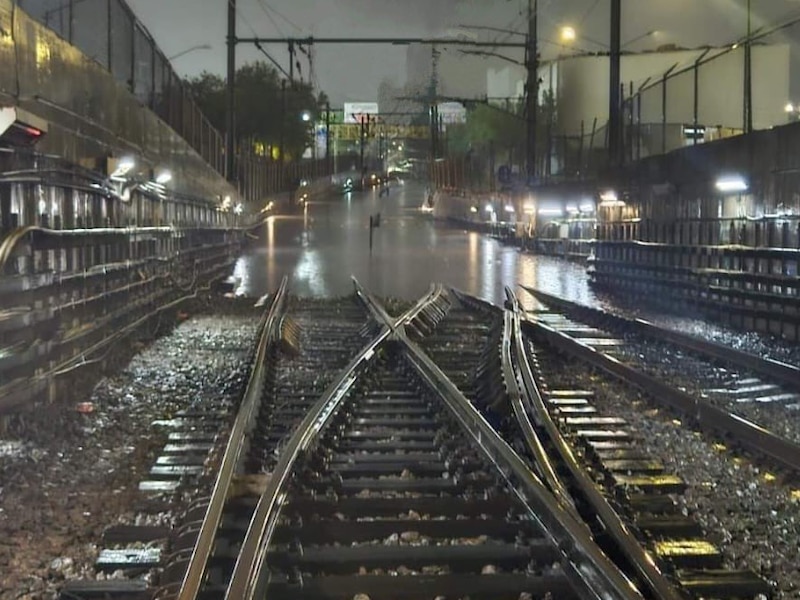 Titulo: Inundación en las vías del tren