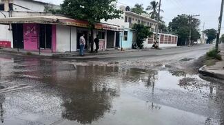 Exigen reparación de mega bache en la colonia Lomas del Vergel en Veracruz
