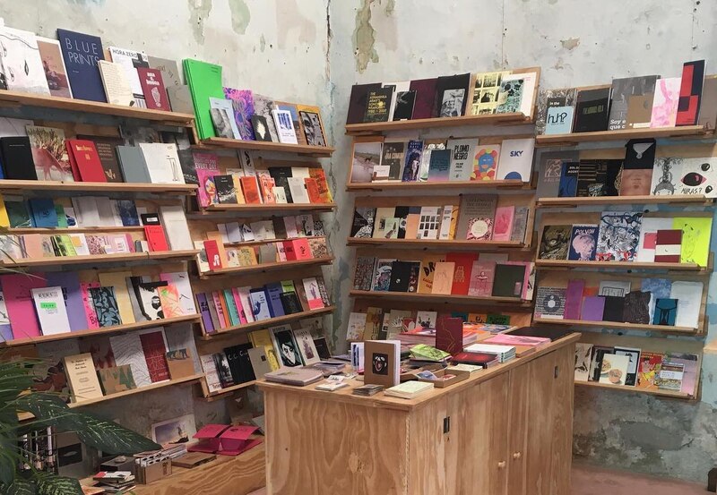 Librería con estanterías llenas de libros y revistas