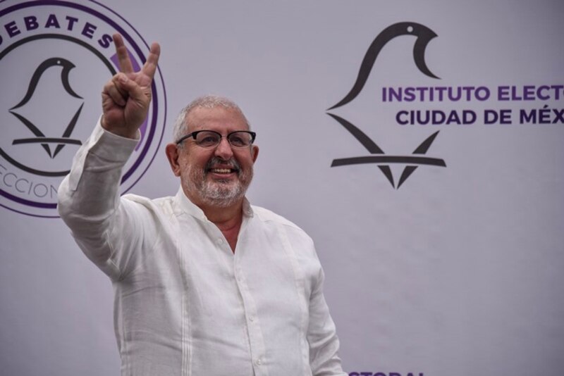 El candidato a la presidencia de México, Andrés Manuel López Obrador, celebra su victoria en las elecciones.