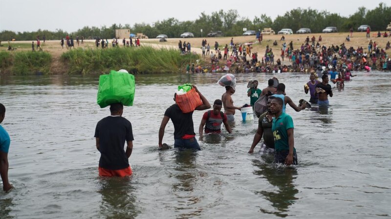 Migrantes cruzan el río Grande en busca de una nueva vida en Estados Unidos