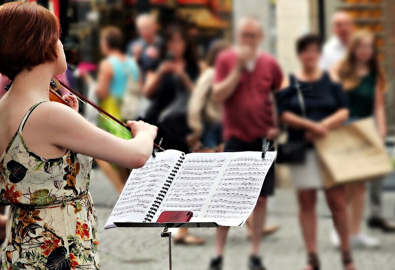Mujer tocando el violín en la calle