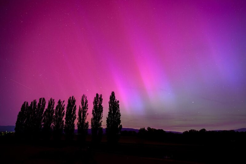 La aurora boreal ilumina el cielo nocturno