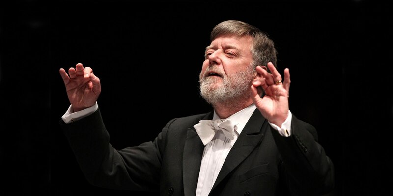 Un director de orquesta dirige una sinfonía.