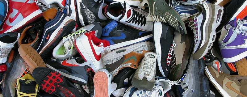 Un montón de zapatillas Nike.