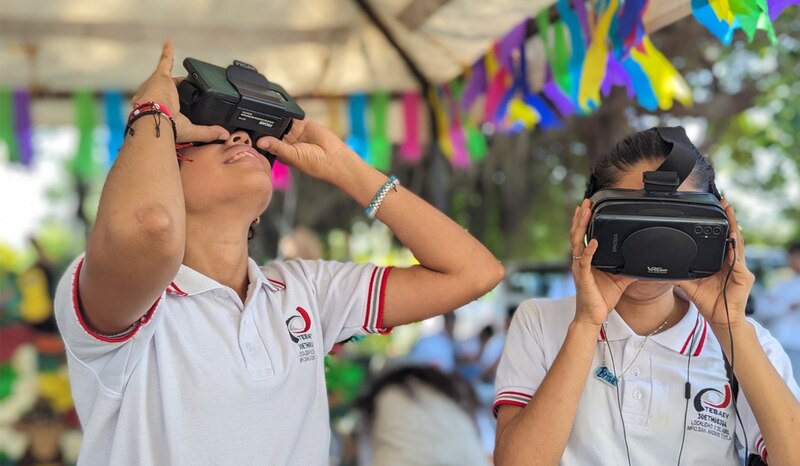 Dos mujeres utilizan gafas de realidad virtual.