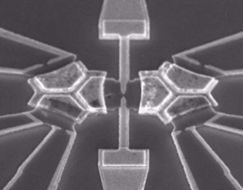 Imagen de microscopio electrónico de barrido de un transistor de efecto de campo de grafeno.