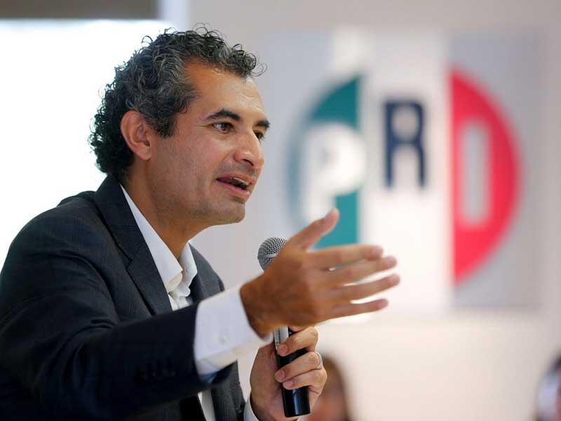 El político mexicano Ricardo Anaya habla en un micrófono.