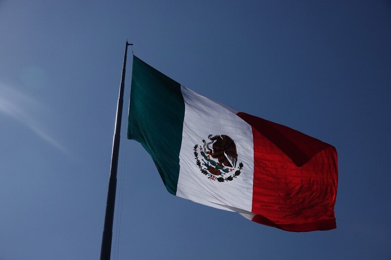 Bandera de México ondeando al viento