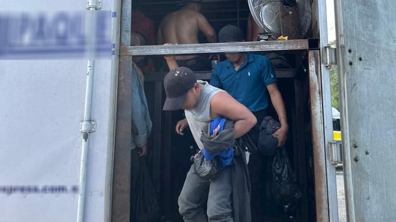 Un grupo de migrantes viaja hacinado en un contenedor