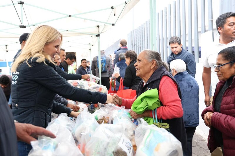 Entrega de apoyos a personas de la tercera edad