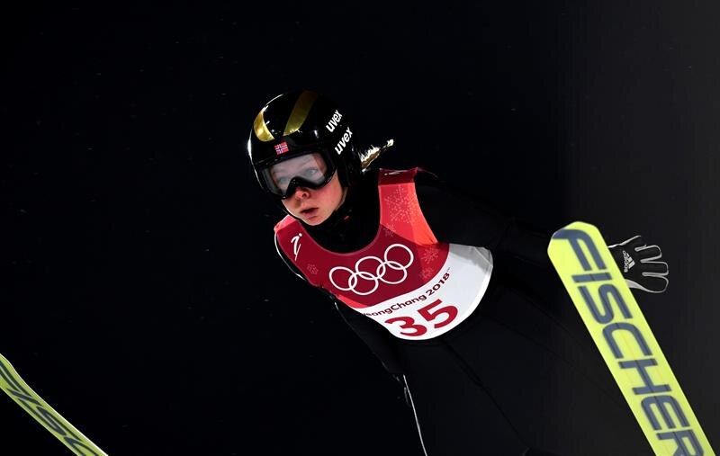 La esquiadora noruega Maren Lundby vuela por los aires durante la prueba de salto de esquí en los Juegos Olímpicos de Invierno de PyeongChang 2018.