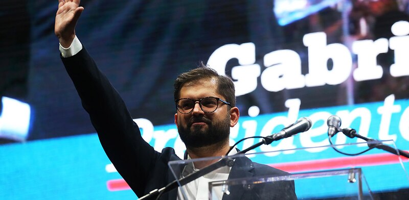 El candidato presidencial Gabriel Boric saluda a sus seguidores durante un acto de campaña.