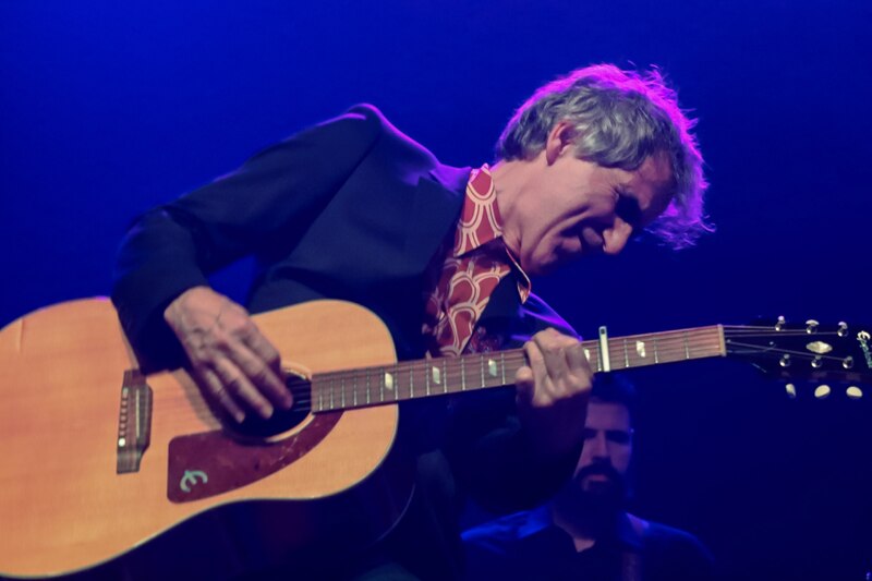 El músico tocando la guitarra